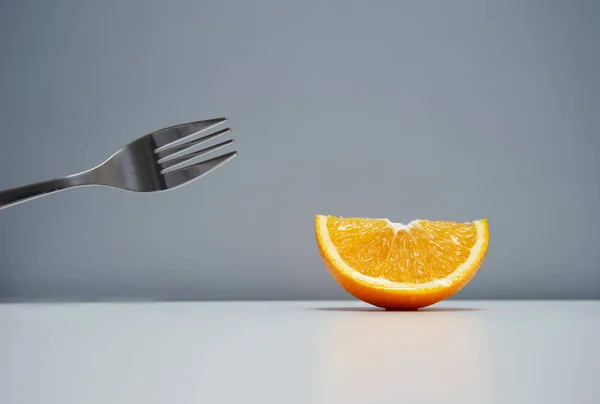 Yarım Dilimlenmiş Gri Arka Plan Masada Yemek Yemek Için Metal — Stok fotoğraf