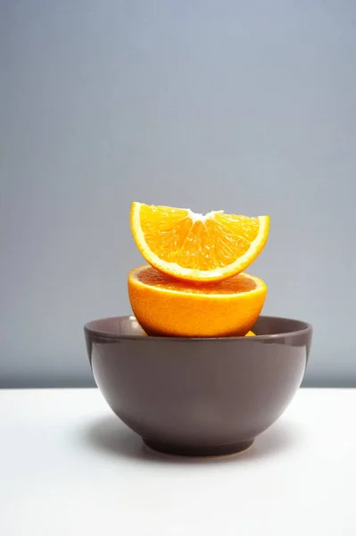 Metade Fresca Fatia Frutas Laranja Para Alimentos Cinza Golpe Sobre — Fotografia de Stock