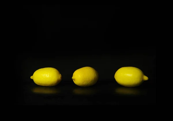 Tres Limones Amarillos Maduros Fruta Para Alimentación Gradiente Sobre Fondo —  Fotos de Stock