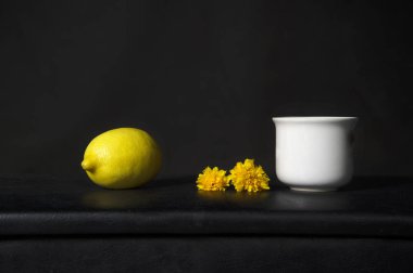 sarı limon portakal çiçeği ve klasik beyaz seramik kupa ile