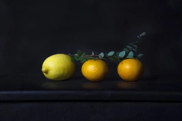 Limão amarelo com laranja e licença verde no clássico barroco ainda — Fotografia de Stock