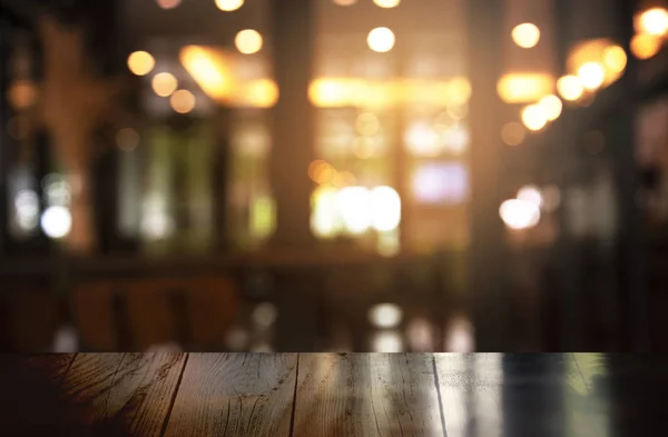 ぼかしのバーやパブで木製テーブルのトップ都市党暗い夜背景の光 — ストック写真