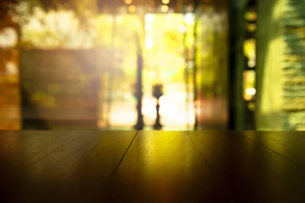 Верхушка стола с зеленым светом окна в баре и ресторане — стоковое фото