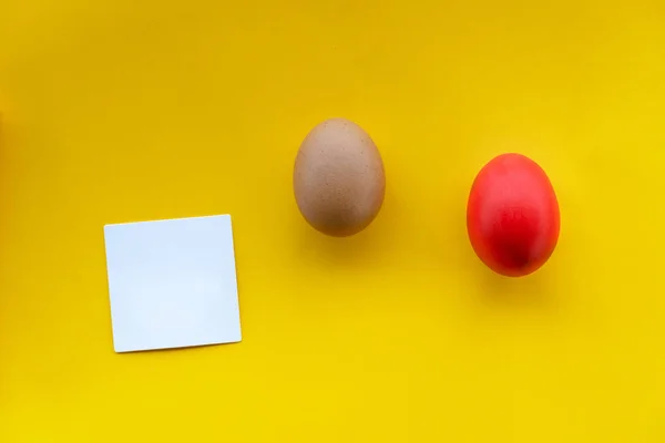 Dois ovos de férias de Páscoa bolinhas brancas com vermelho pintado e cru — Fotografia de Stock