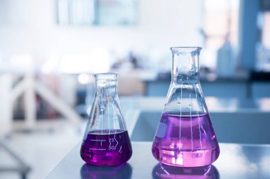 kimyasal blu cam şişesi iki boyutta mor su çözeltisi