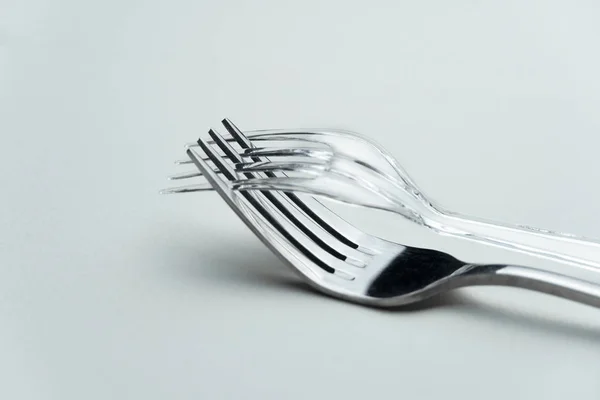 Прозрачная пластиковая и металлическая вилка для еды и ресторана в окружающей среде — стоковое фото