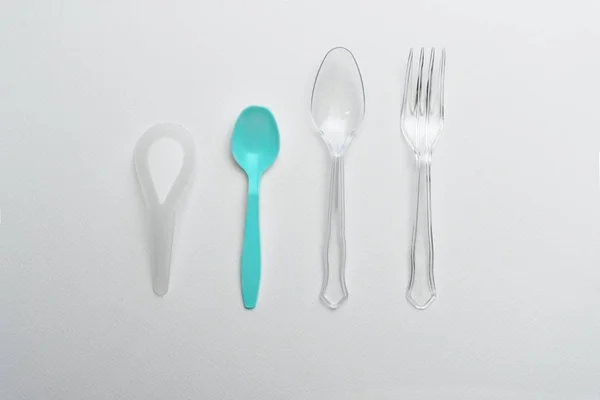 Cuchara de plástico y tenedor para el consumo de residuos de alimentos y la contaminación garba —  Fotos de Stock