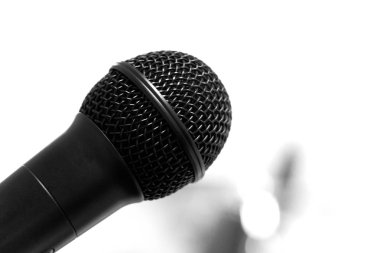 konuşma veya beyaz arka plan üzerinde şarkı için siyah mikrofon