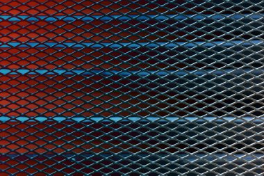 neon kırmızı ve bl spor stadyumunda metal grunge örgü veya net