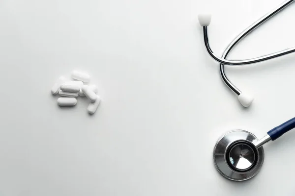 beyaz ile tıbbi doktor sağlık tanısı için metal stetoskop