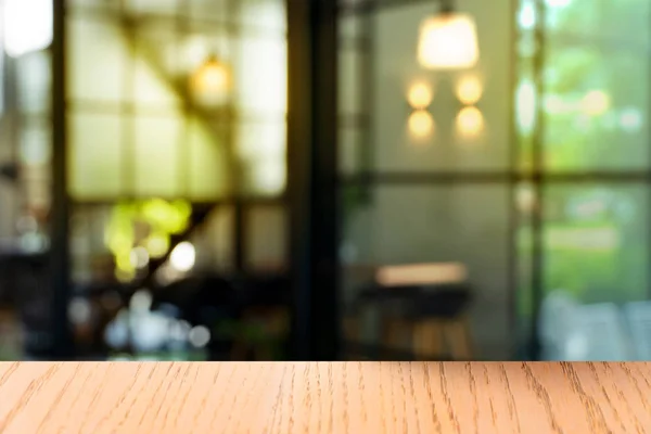 ahşap üst ile cam pencere için restoran iç ışık bulanıklık