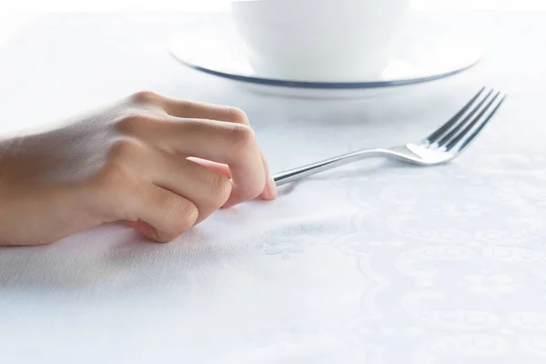 Jeunes femmes main tenant fourchette en métal et plat blanc pour le matin b — Photo