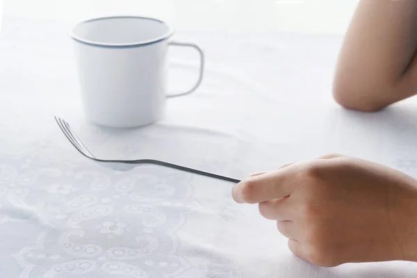 Jeunes femmes main tenant fourchette en métal et tasse à café blanche pour mor — Photo
