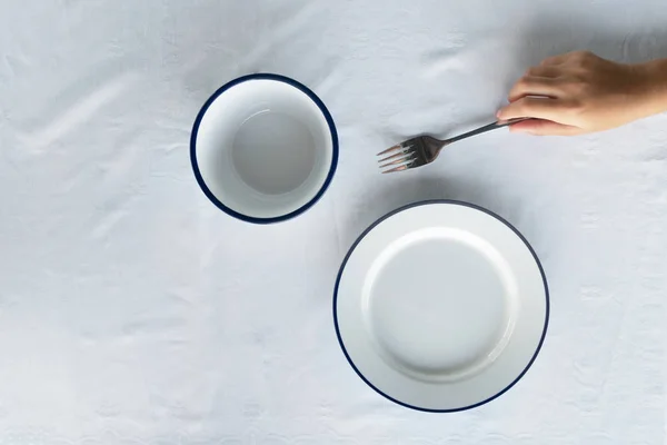 Vista superior do prato azul branco para o jantar de comida na toalha de mesa de tecido — Fotografia de Stock