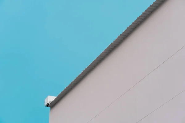 파스텔 블루 스카이 원근 아치와 회색 흰색 건물 지붕 — 스톡 사진