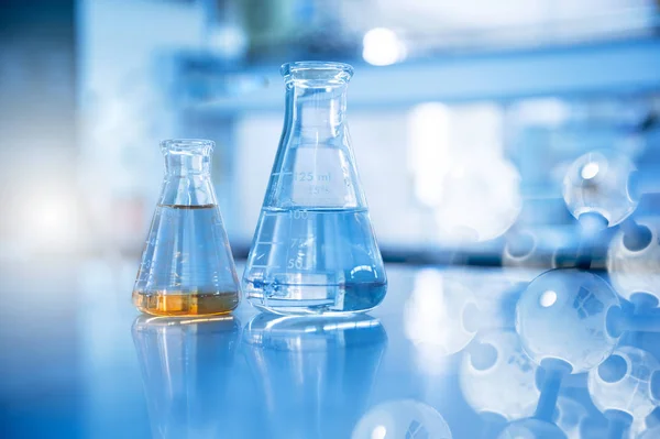 Dois frascos de vidro em laboratório de ciências químicas com st molecular — Fotografia de Stock