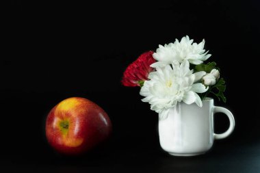 kırmızı beyaz çiçek beyaz seramik kupa ve elma meyve gıda r