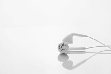 müzik dinlemek için beyaz kulaklık cihazına natürmort  