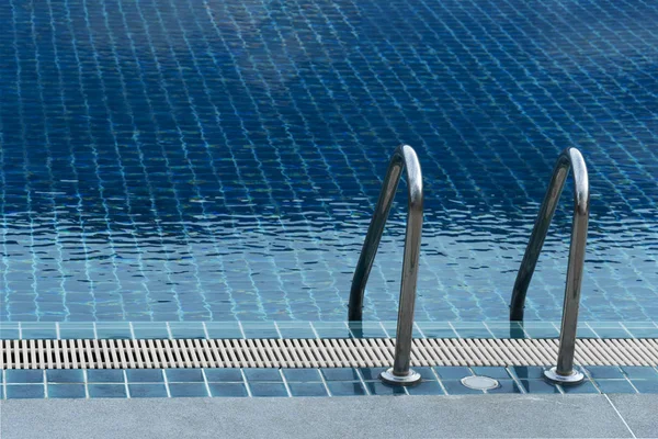 mavi yaz kiremit desen swimm yanında paslanmaz çelik merdiven