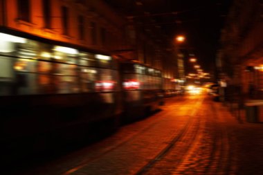 karanlık gece arka planda şehir yolunda bulanık tramvay hareketi 