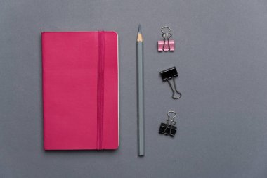 iş veya sc için gri kalem ve ataş ile pembe defter