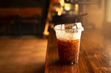 soğuk buz ahşap coun plastik saman ile kahve içecek cam almak