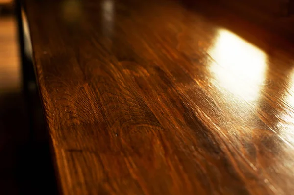 Mesa de madera de la parte superior de la naturaleza o mostrador con luz solar ventana en bar —  Fotos de Stock