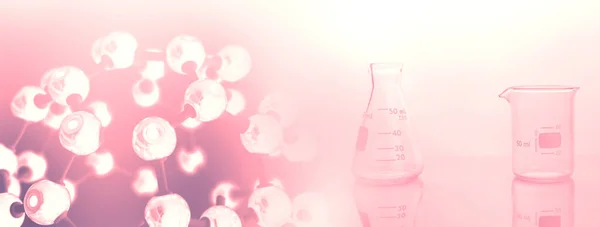 Szklana Zlewka Kolba Chemiczną Strukturą Molekularną Miękki Różowy Sztandar Tło — Zdjęcie stockowe