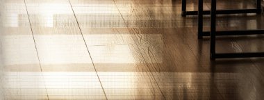 ışık ve gölge soyut mimari iç metal bacak tablo ve wwod zemin koyu tavan arası tarzı afiş arka planı