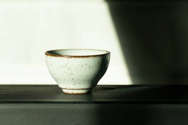 Geleneksel Çin seramik çay fincanı. Beyaz gölgeli metal masa üzerinde sıcak içecek için. 