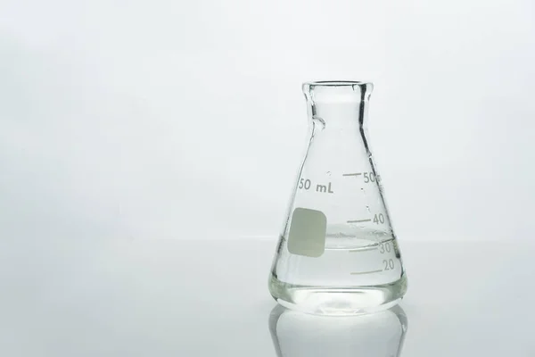 白色医学实验室背景下的单科学玻璃瓶 — 图库照片