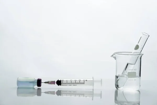 医学健康科学实验室背景下注射器注射药物玻璃烧杯及试管 — 图库照片