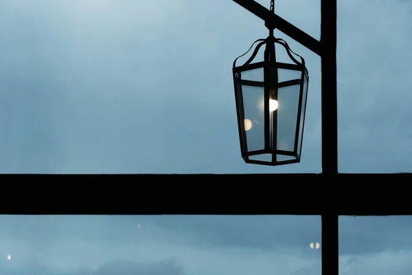 Klasické Černé Lampy Světlo Kov Sklo Tmavě Modrý Interiér Pozadí — Stock fotografie