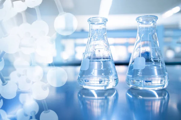 Két Kék Tudományos Lombik Kémiai Molekuláris Szerkezettel Kék Oktatási Kutatólaboratórium — Stock Fotó