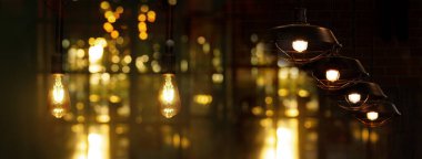 Barda ve barın arka planında parlayan karanlık gece partisinde siyah lamba ışığı