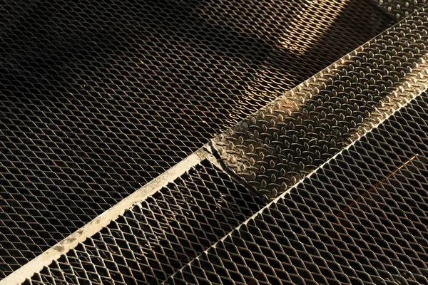 ブラックダークスチール金属テクスチャネットフロアグランジアーキテクチャの背景 — ストック写真