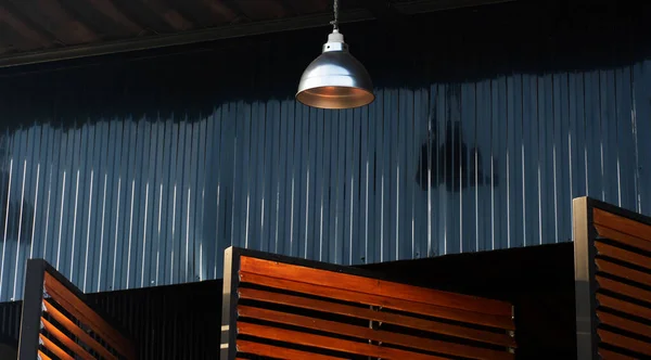 ランプとブラインドウィンドウ産業用ロフトアーキテクチャを持つブラックメタルの壁背景 — ストック写真