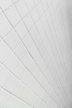 Beyaz dikdörtgen duvar mimarisinin modern çizgisi