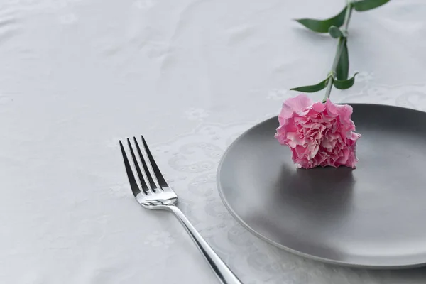 Donkergrijze Plaat Met Natuurlijke Roze Anjer Bloem Voor Food Restaurant — Stockfoto