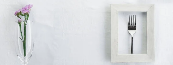 Garfo Prata Quadro Madeira Branca Com Flor Roxa Natural Vidro — Fotografia de Stock