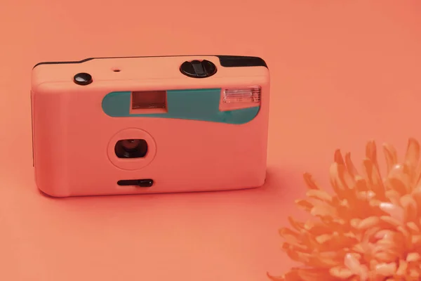 Пастельно Оранжевый Розово Голубой Пластиковой Камеры Размытым Цветочным Фоном — стоковое фото