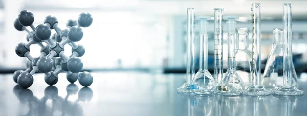 Cam matara ve silindir kimya laboratuvarı ve moleküler yapı eğitimi teknolojisi mavi pankart arka planı