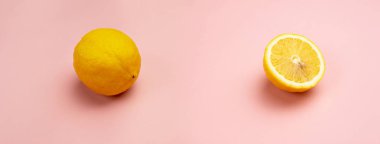 Doğal yeşil limon ve turuncu mandalina meyvesi pastel pembe afiş arka planında yiyecek için.