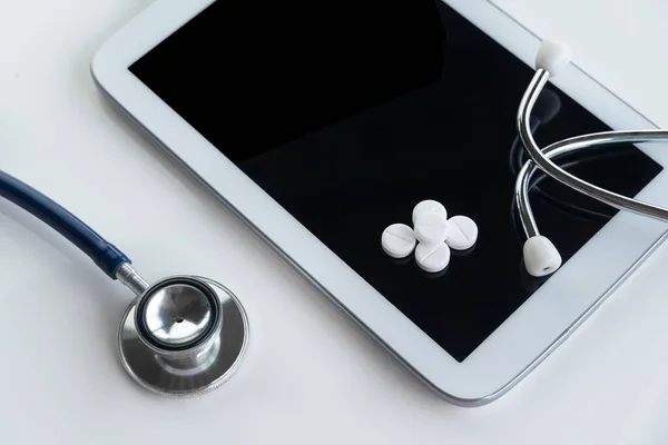 Blaues Stethoskop Und Tablettenmedikament Mit Weißer Tablette Für Ärztliche Gesundheitsdiagnose — Stockfoto
