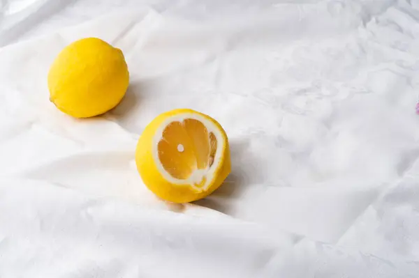 Fruta Limão Amarelo Fatia Fresca Colorida Para Comida Fundo Tecido — Fotografia de Stock