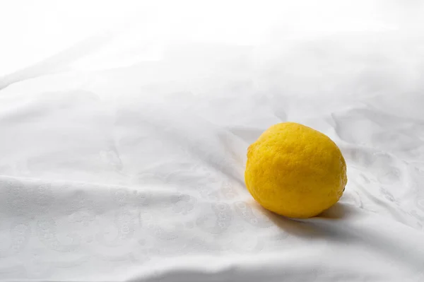 Fruta Limão Amarelo Fresco Único Colorido Para Alimentos Fundo Tecido — Fotografia de Stock