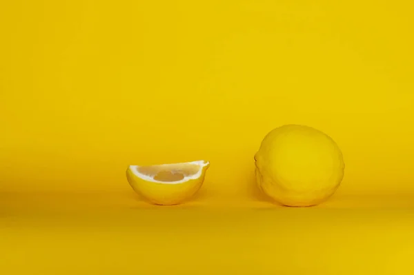 Натуральный Свежий Ломтик Зеленый Желтый Лимон Фрукты Питания Красочном Фоне — стоковое фото