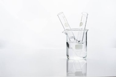 Cam deney tüpünde test tüpü ve beyaz kimya laboratuvarında su.