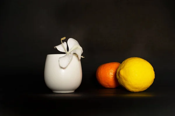 Limão Amarelo Laranja Fruta Ainda Vida Com Copo Branco Cerâmico — Fotografia de Stock