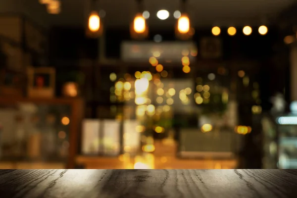 カフェパブやバーパーティーナイトライフの背景にぼかしの光がある黒いテーブルの上 — ストック写真